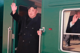 Kim Jong Un in der Tür seines Panzerzugs (Archivbild): Der Diktator reist nicht gerne ins Ausland.