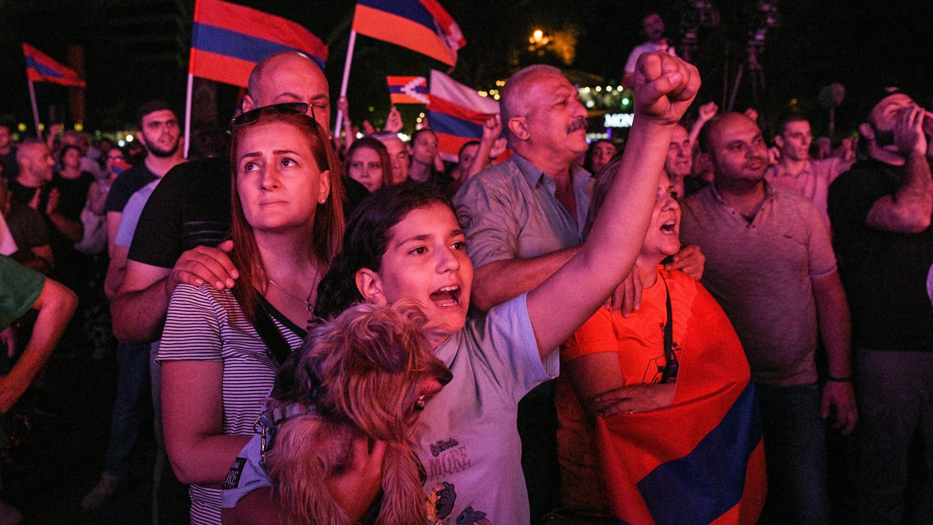 Eine Familie nimmt Anfang September auf dem zentralen Opernplatz in Eriwan an einer Solidaritätsdemo für Bergkarabach teil: Dort ist bereits eine humanitäre Katastrophe ausgebrochen.