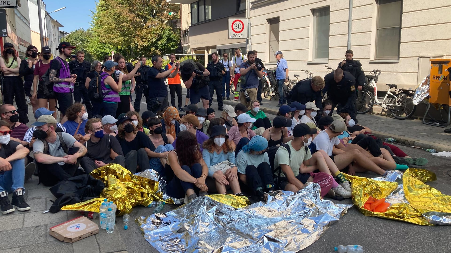 Demonstranten an der Kreuzung Lindwurmstraße/Bavariastraße.