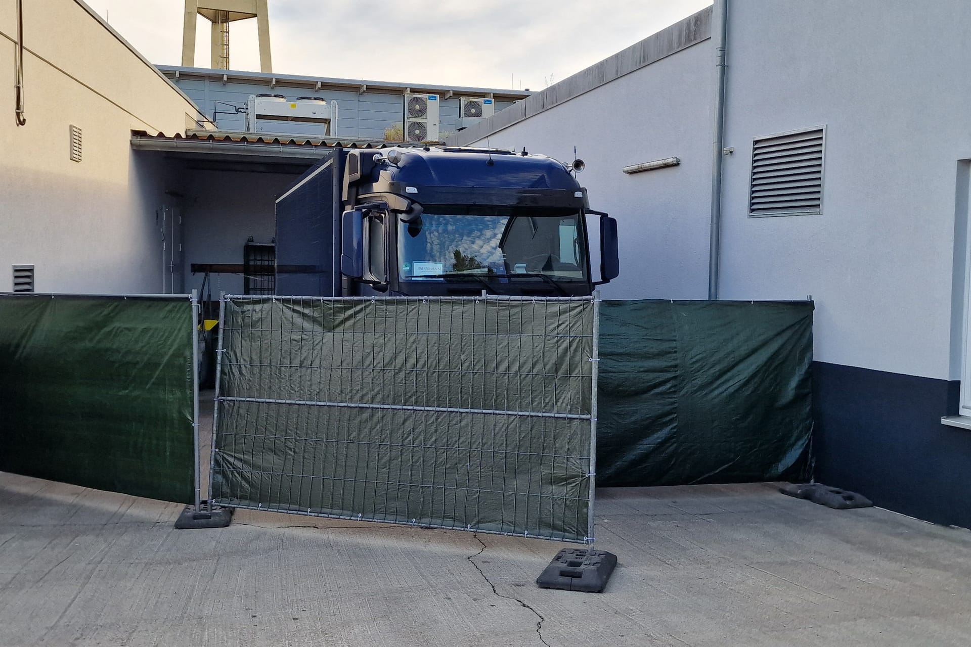 Der LKW ist von der Polizei sichergestellt worden.