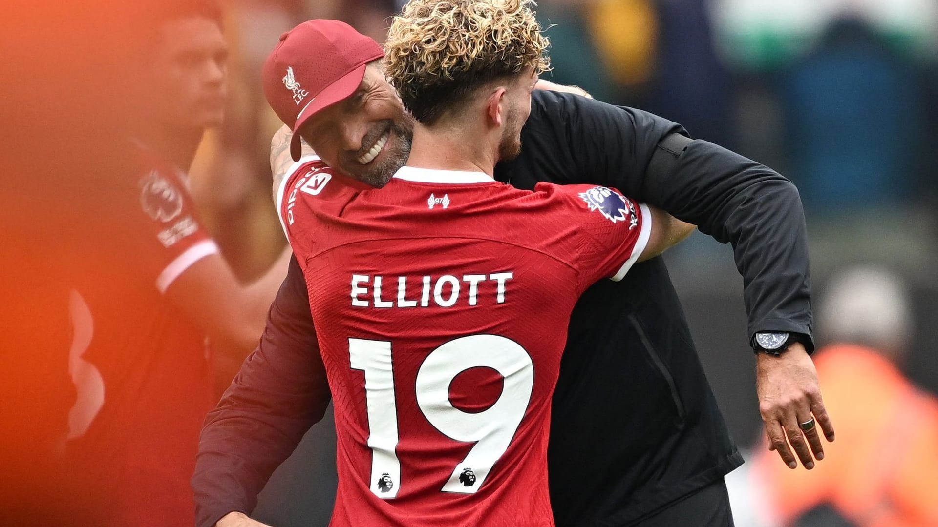 Jürgen Klopp jubelt mit Harvey Elliott.