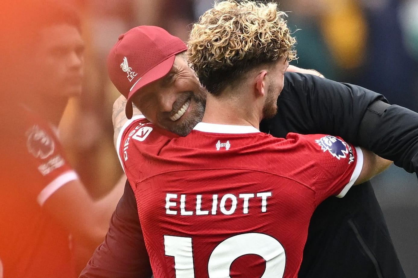 Jürgen Klopp jubelt mit Harvey Elliott.