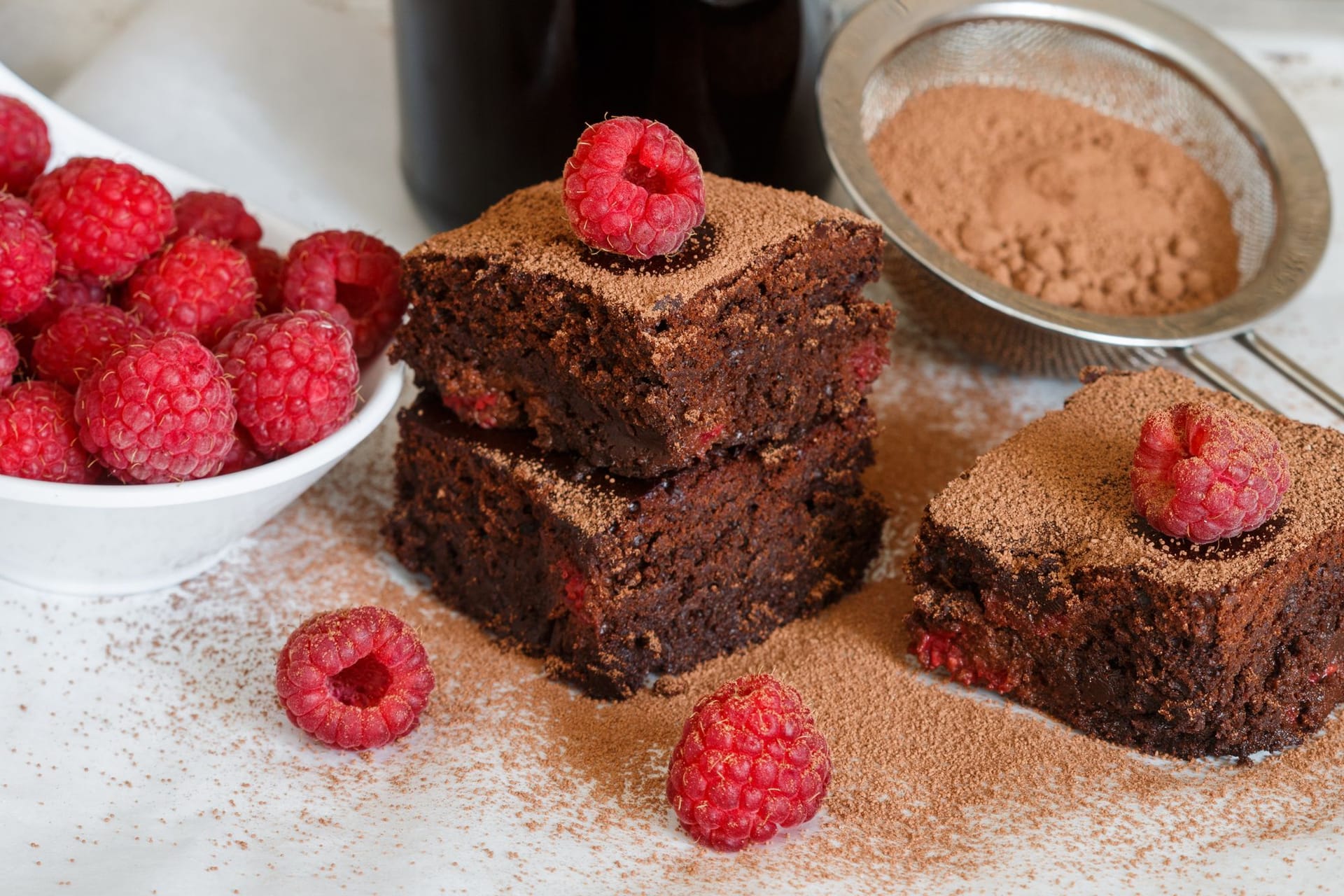 Kleine Schokobrownies mit Himbeeren sind ein leckerer Nachtisch.