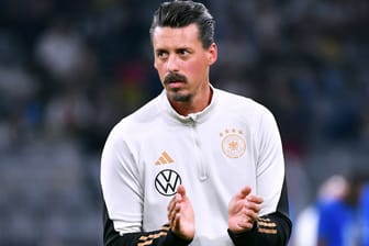 Sandro Wagner: Der frühere Bayern-Spieler saß beim Länderspiel gegen Frankreich als Co von Interims-Bundestrainer Rudi Völler auf der DFB-Bank.