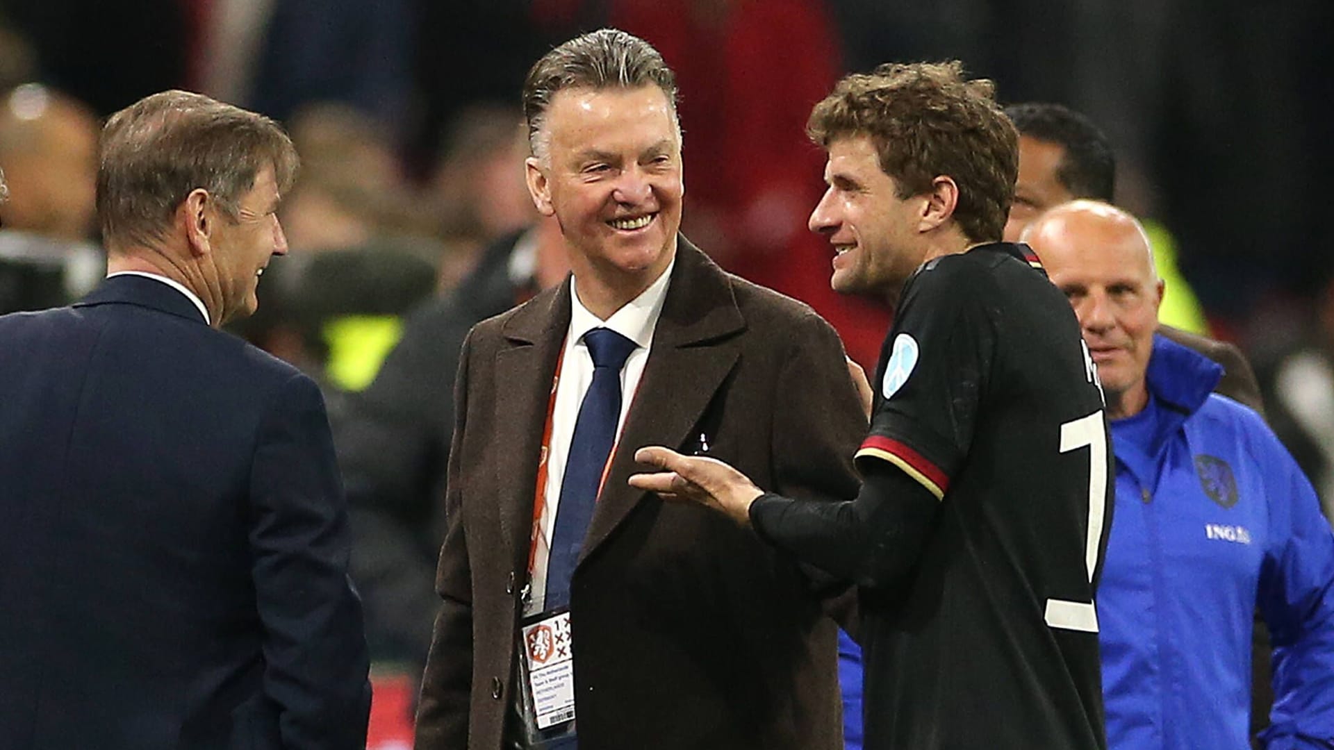 März 2022: Hollands Ex-Trainer Louis van Gaal im Gespräch mit Nationalspieler Thomas Müller.