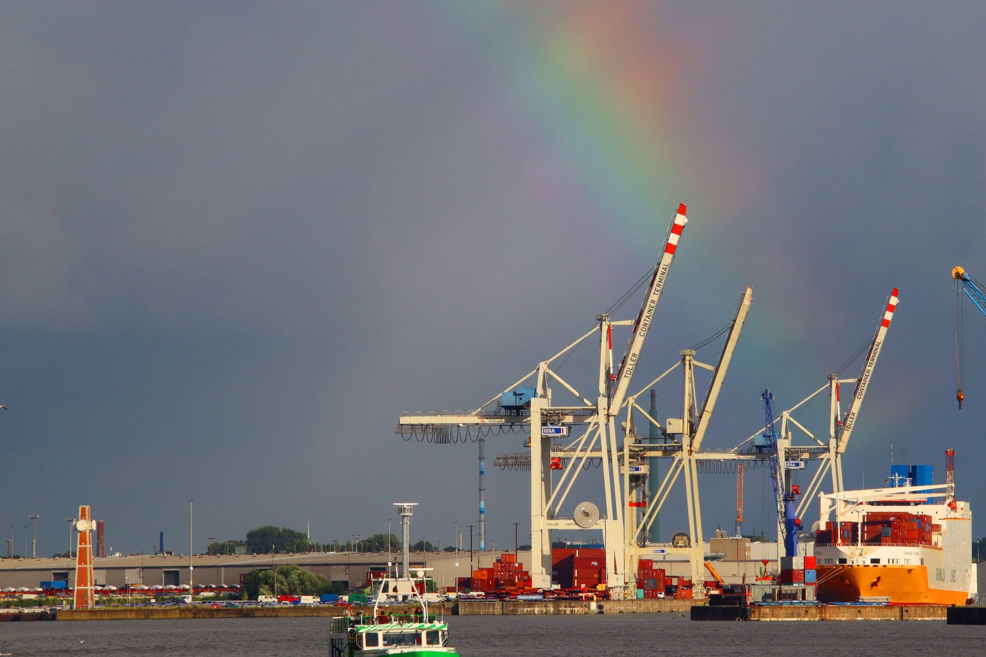 Regenbogen über dem Hamburger Hafen (Symbolbild). Das Wetter wird wechselhaft.