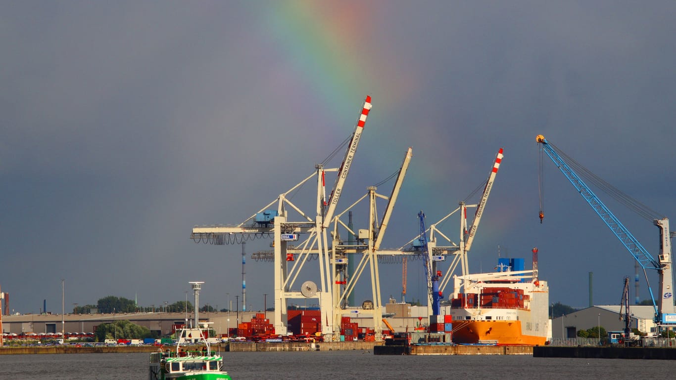 Regenbogen über dem Hamburger Hafen (Symbolbild). Das Wetter wird wechselhaft.
