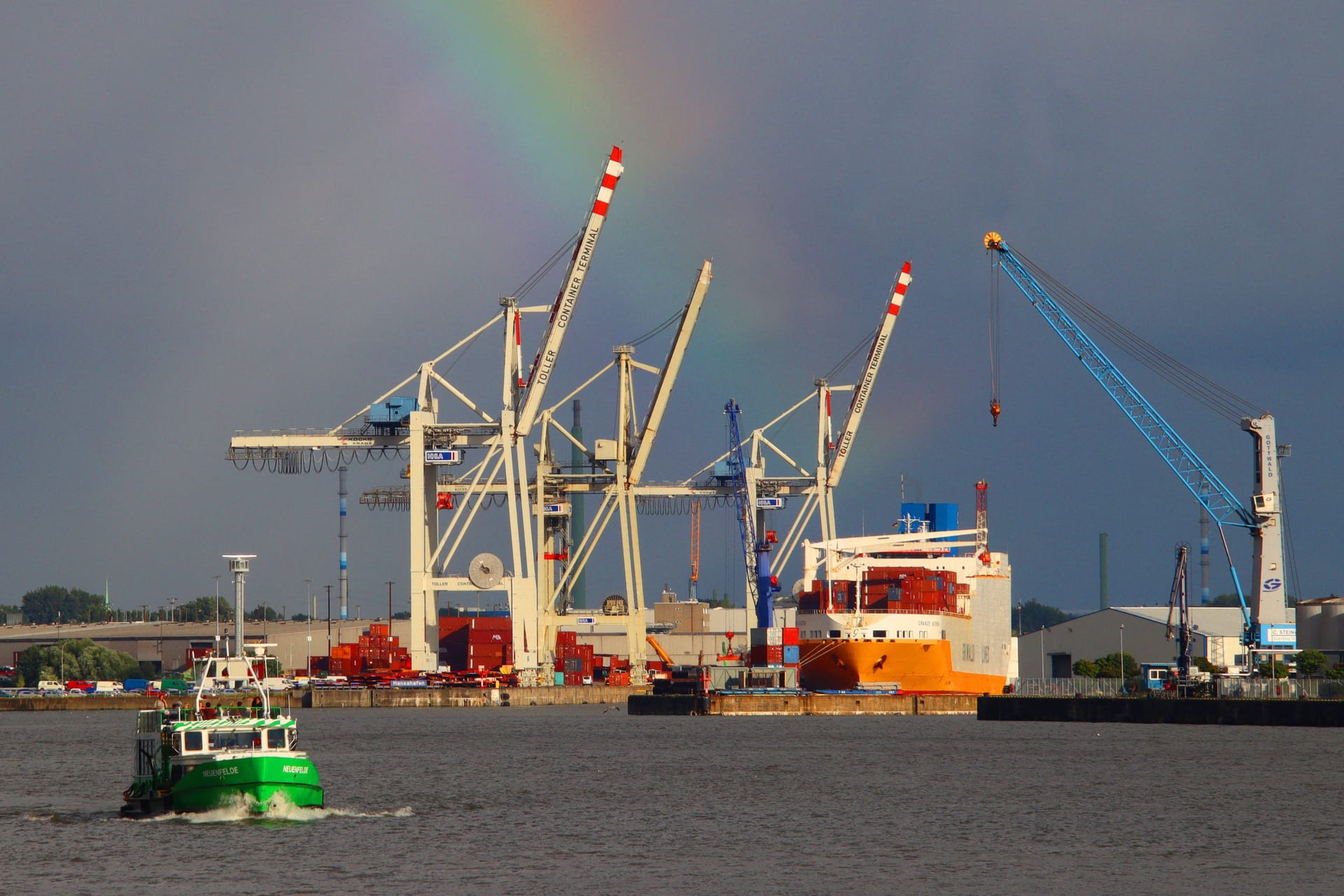 Regenbogen über dem Hamburger Hafen (Symbolbild). Das Wetter wird wechselhaft. Regenbogen über dem Hamburger Hafen (Symbolbild). Das Wetter wird wechselhaft.