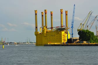 Eine Konverterplattform im Bau bei Warnemünde (Archivfoto). Die Anlagen sind etwa 10.000 Tonnen schwer und werden für Offshore-Windräder benötigt.
