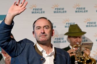 Servus und Obacht: Bayerns stellvertretender Ministerpräsident winkt vor seiner Rede beim Politischen Frühschoppen im Rahmen des Volksfests Gillamoos.