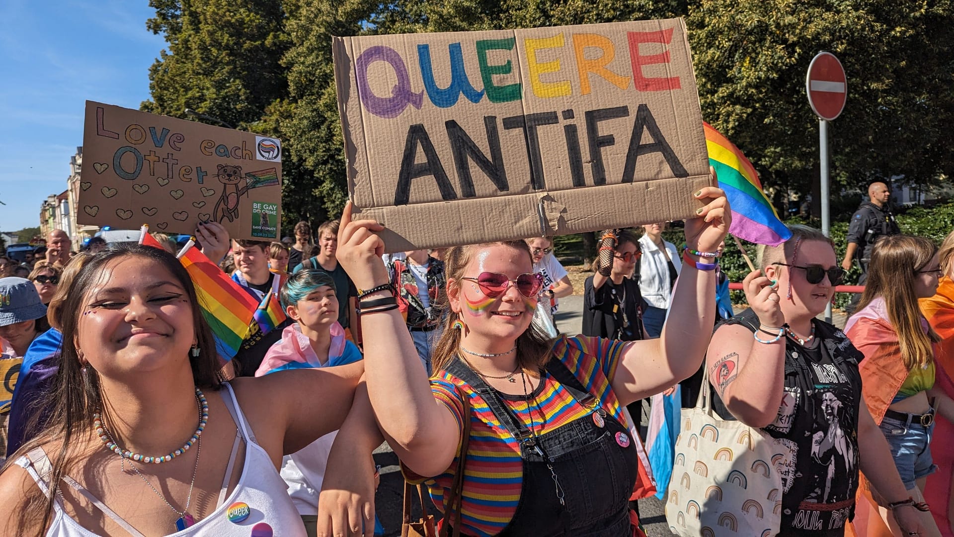 Ein offenes queeres Leben in Döbeln erfordert Courage. Während ihrer Eröffnungsrede sprach die Demo-Teilnehmerin Melli (in der Mitte) über Widerstände innerhalb der eigenen Familie.