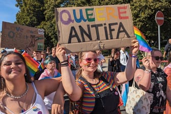 Ein offenes queeres Leben in Döbeln erfordert Courage. Während ihrer Eröffnungsrede sprach die Demo-Teilnehmerin Melli (in der Mitte) über Widerstände innerhalb der eigenen Familie.