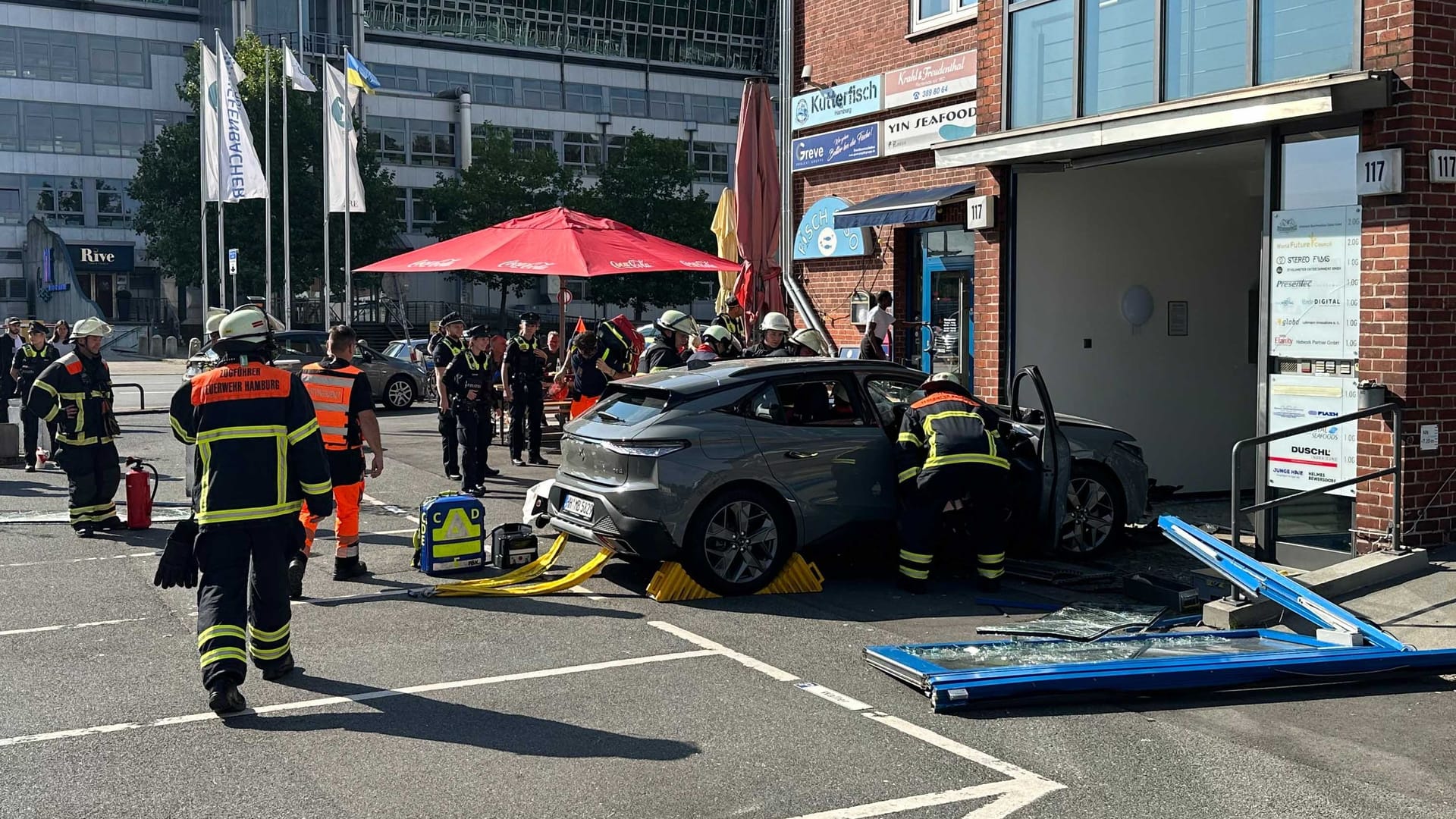Unfall zwischen dem Fischimbiss Fisch & Co und der Markthalle am Fischmarkt: Hier fuhr ein Mann am Samstag in den Eingang eines Bürohauses. Unfall zwischen dem Fischimbiss Fisch & Co und der Markthalle am Fischmarkt: Hier fuhr ein Mann am Samstag in den Eingang eines Bürohauses.