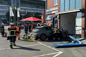 Unfall zwischen dem Fischimbiss Fisch & Co und der Markthalle am Fischmarkt: Hier fuhr ein Mann am Samstag in den Eingang eines Bürohauses.