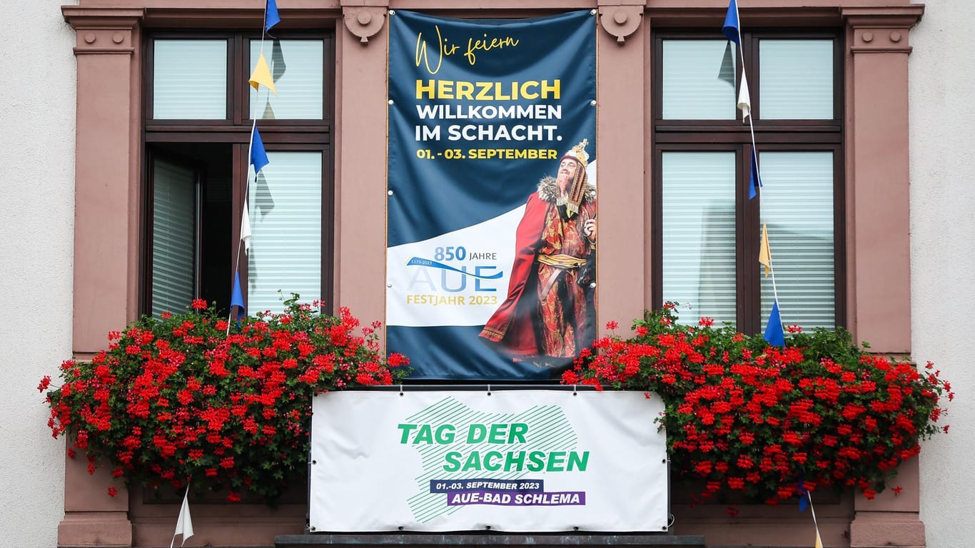 Plakate weisen am Rathaus auf den «Tag der Sachsen» hin. Erstmals seit 2019 wird Anfang September wieder das größte Heimat- und Vereinsfest im Freistaat gefeiert.