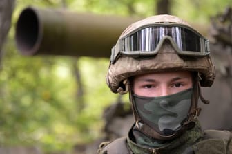 Soldat einer russischen Mörsereinheit: Ein Kommandant beklagt "extremen psychischen Stress" im Krieg.