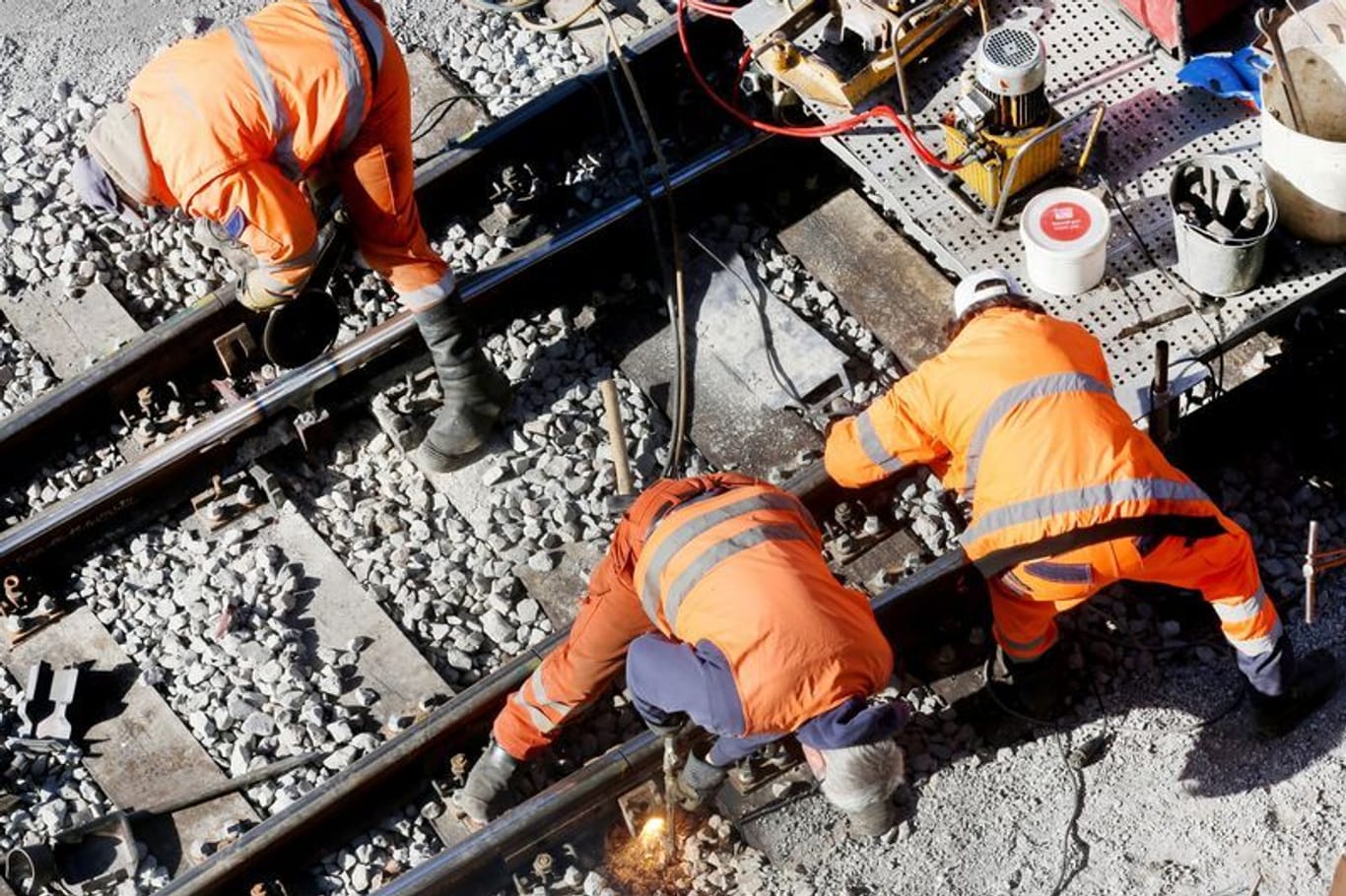 Ein Bautrupp der Bahn repariert auf einer Strecke ein Gleisbett für Züge