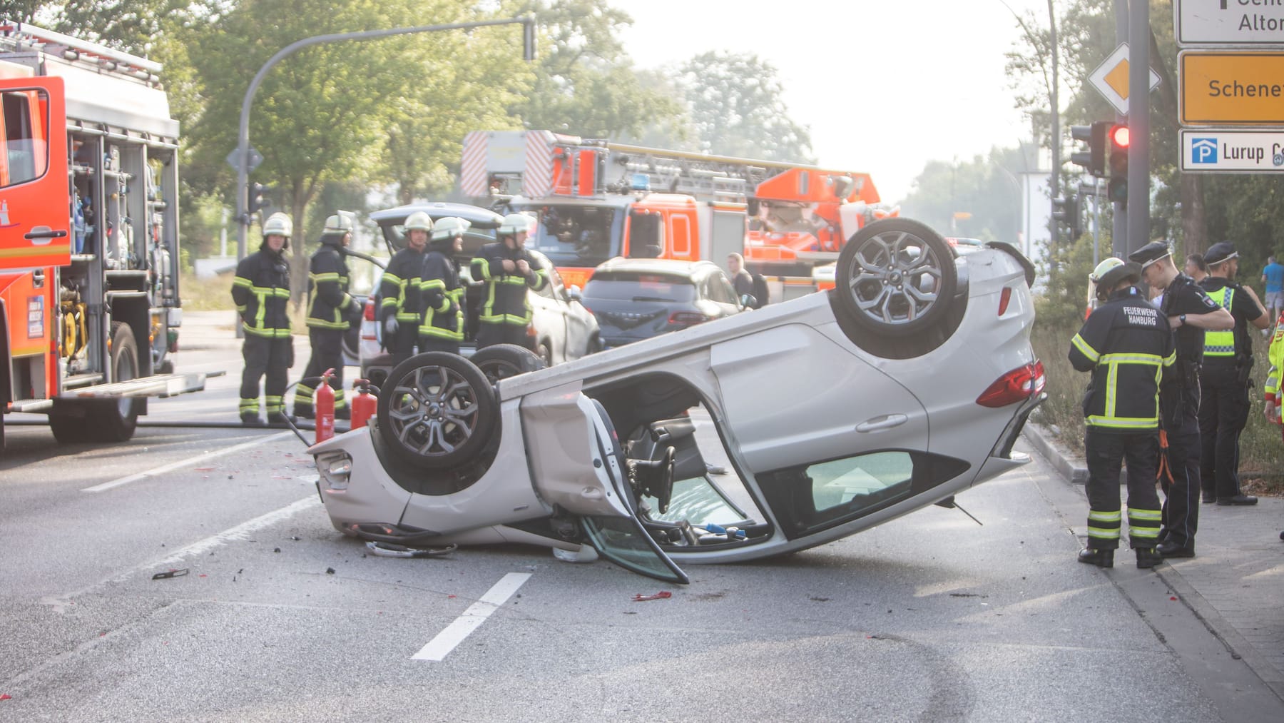 Hamburg: Elbgaustraße Nach Unfall Voll Gesperrt