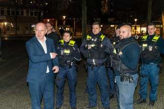 Berlins Regierender Bürgermeister Kai Wegner mit Berliner Polizistinnen und Polizisten