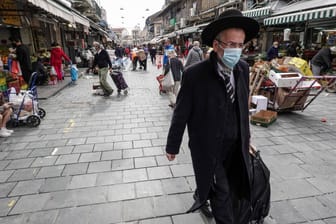 Ein Passant mit Maske (Archivbild): In Israel sind die Bürger wieder aufgefordert, Masken zu tragen.