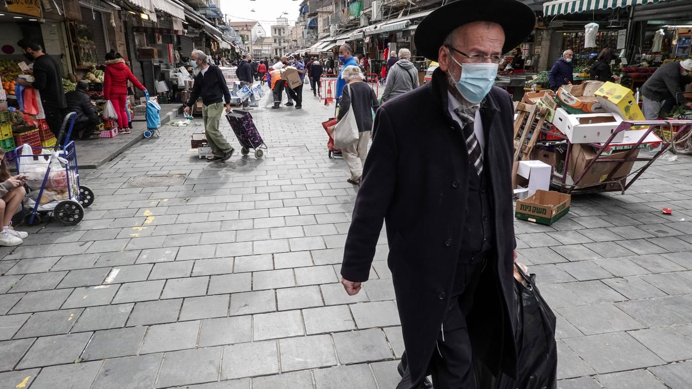 Ein Passant mit Maske (Archivbild): In Israel sind die Bürger wieder aufgefordert, Masken zu tragen.