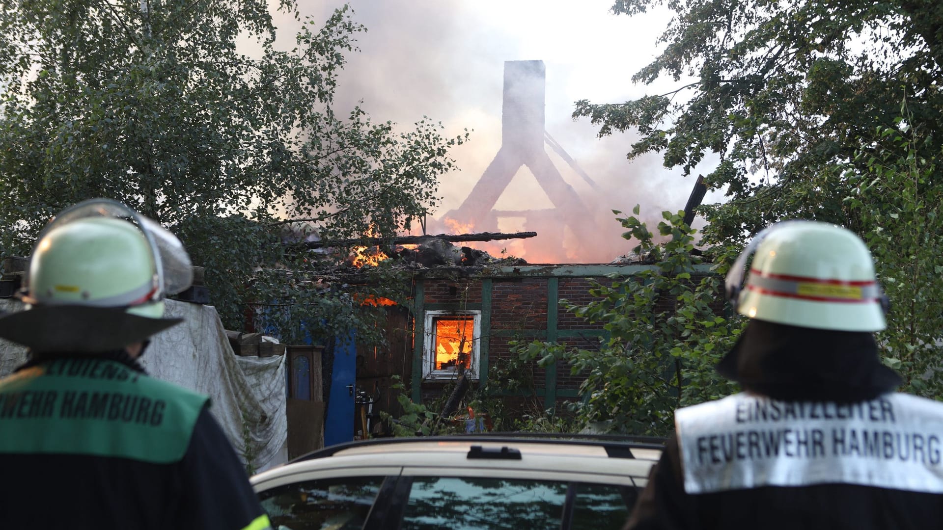 Zweiter Feuerwehreinsatz in Fünfhausen: Das Haus ist kaum noch zu retten.