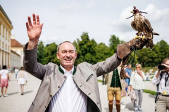 Hubert Aiwanger bei der historischen Reiter- und Kutschengala am Sonntag: Geschadet hat dem Vorsitzenden der Freien Wähler die Affäre offenbar nicht.