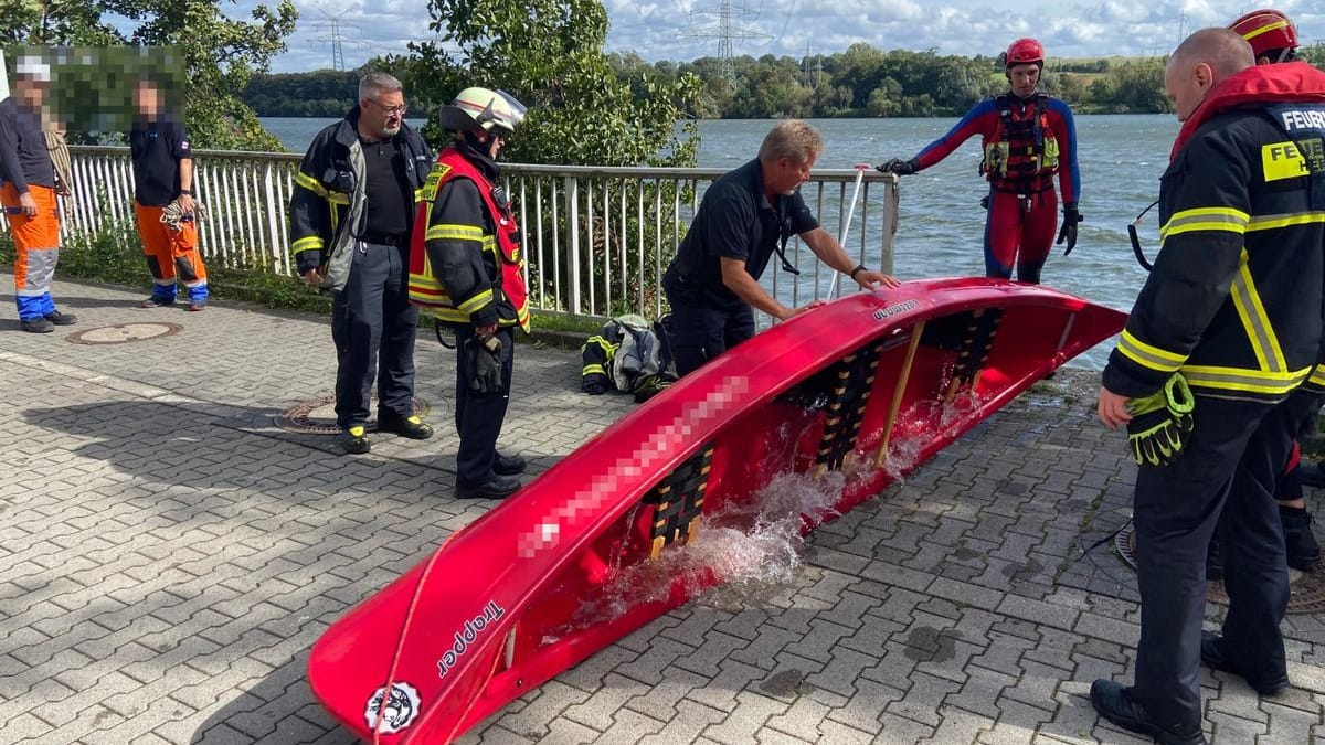 Einsatzkräfte zogen das gekenterte Kanu aus dem Wasser.