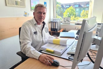 Gregor Schmidt (55), Kriminalhauptkommissar und Leiter der Mordkommission an seinem Arbeitsplatz: Mit seinem Team rollt er alte MordfΓ€lle neu auf. Gregor Schmidt (55), Kriminalhauptkommissar und Leiter der Mordkommission an seinem Arbeitsplatz: Mit seinem Team rollt er alte MordfΓ€lle neu auf.