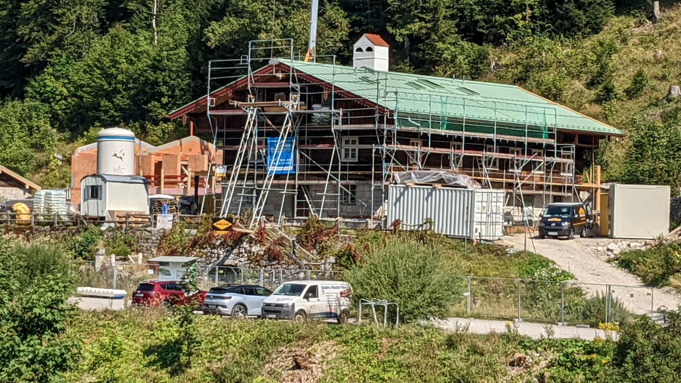 Herzensprojekt von Bayern-Star Manuel Neuer im Mangfallgebirge: Das Forsthaus Valepp, das derzeit eine große Baustelle ist.