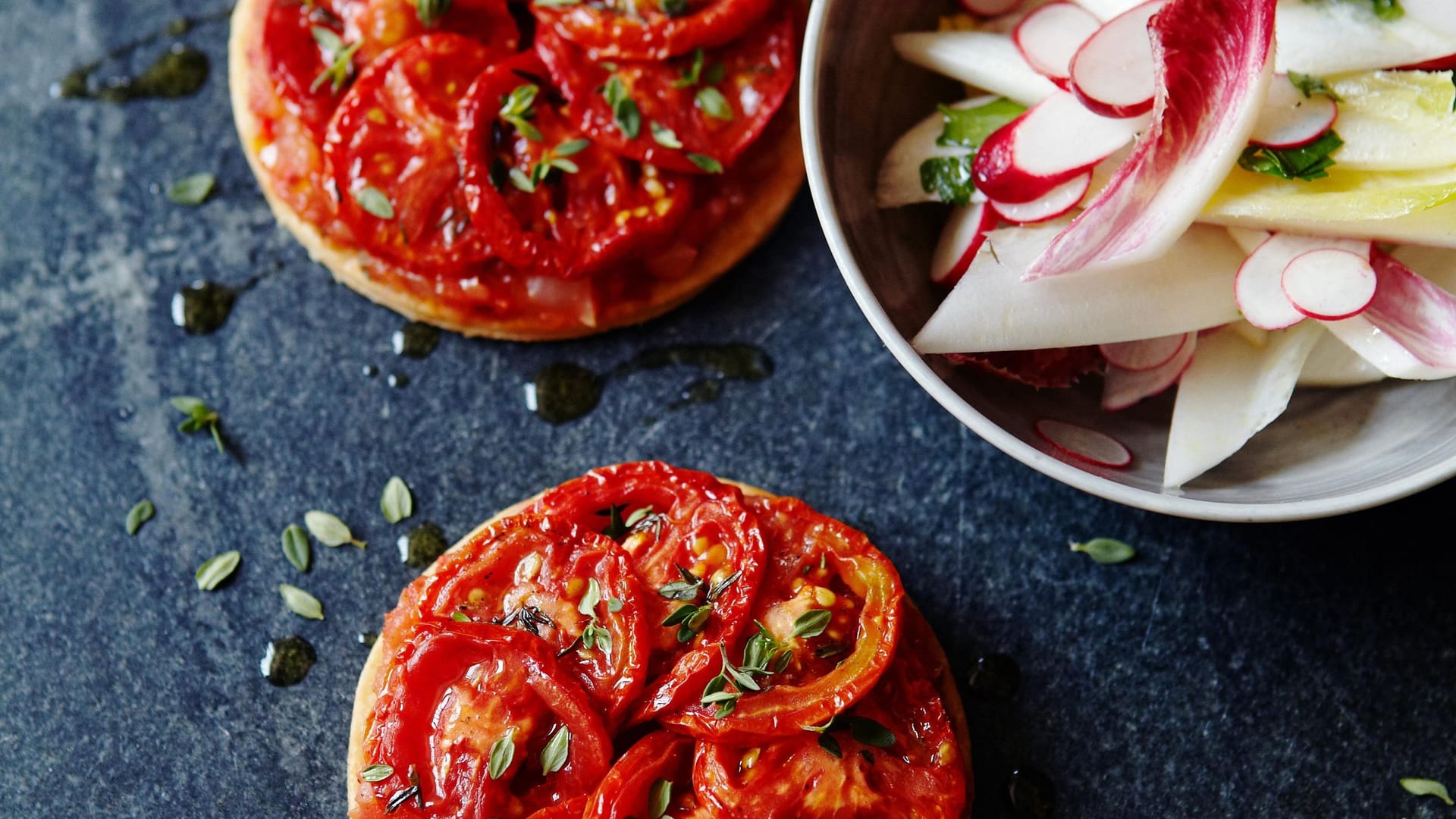 Schön angerichtet: Die Tartes mit confierten Tomaten.