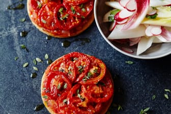 Schön angerichtet: Die Tartes mit confierten Tomaten.