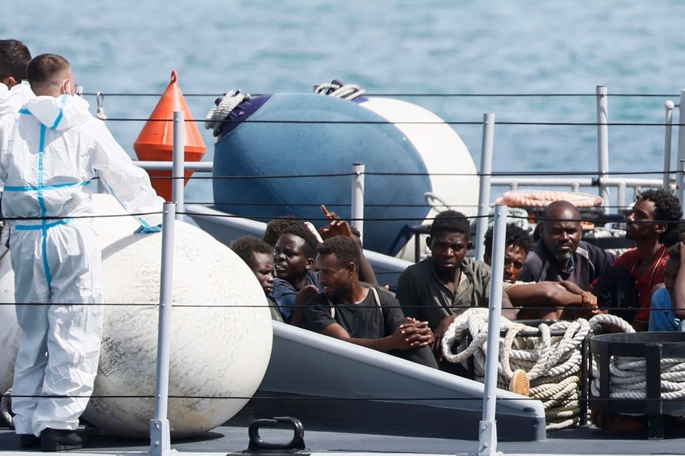 Geflüchtete kommen an der italienischen Küste an: Seit Wochen heizen die hohen Zahlen der Ankommenden die Debatte an.