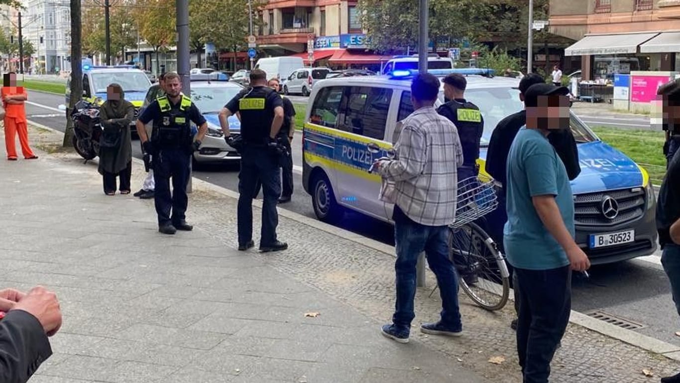 Polizeifahrzeuge vor dem Gerichtsgebäude in Moabit: