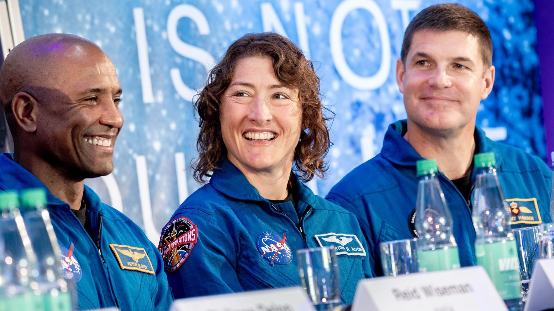 Die Crew-Mitglieder der "Artemis 2"-Mission der US-Raumfahrtbehörde NASA, Victor Glover (l-r), Christina Koch und Jeremy Hansen. Die Crew-Mitglieder der "Artemis 2"-Mission der US-Raumfahrtbehörde NASA, Victor Glover (l-r), Christina Koch und Jeremy Hansen.