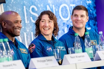 Die Crew-Mitglieder der "Artemis 2"-Mission der US-Raumfahrtbehörde NASA, Victor Glover (l-r), Christina Koch und Jeremy Hansen.