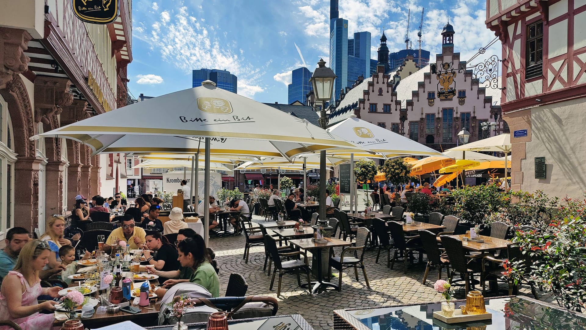 Bei dem sommerlichen Wetter nochmal einen Sauergespritzten am Römer im Freien genießen.