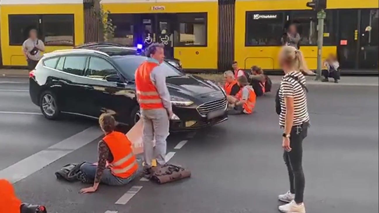 Blockade an der Landsberger Allee: Ein Wagen mit Blaulicht wird durchgelassen.