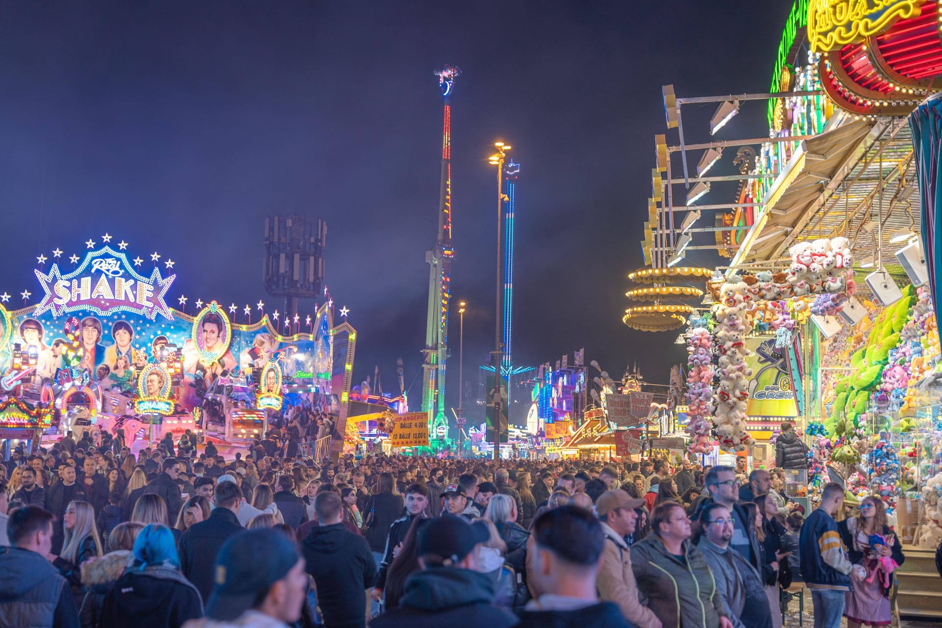 Nachts auf dem Canstatter Wasen (Archivfoto): Das zweitgrößte Volksfest in Deutschland startet.