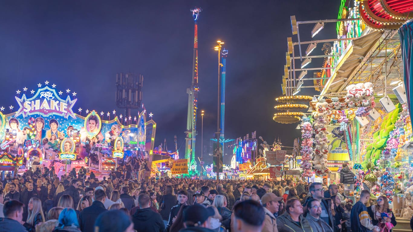 Nachts auf dem Canstatter Wasen (Archivfoto): Das zweitgrößte Volksfest in Deutschland startet.
