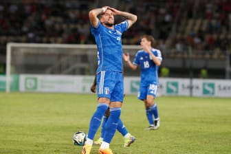 Italiens Cristiano Biraghi schlägt nach dem Remis die Hände über dem Kopf zusammen. Italiens Cristiano Biraghi schlägt nach dem Remis die Hände über dem Kopf zusammen.