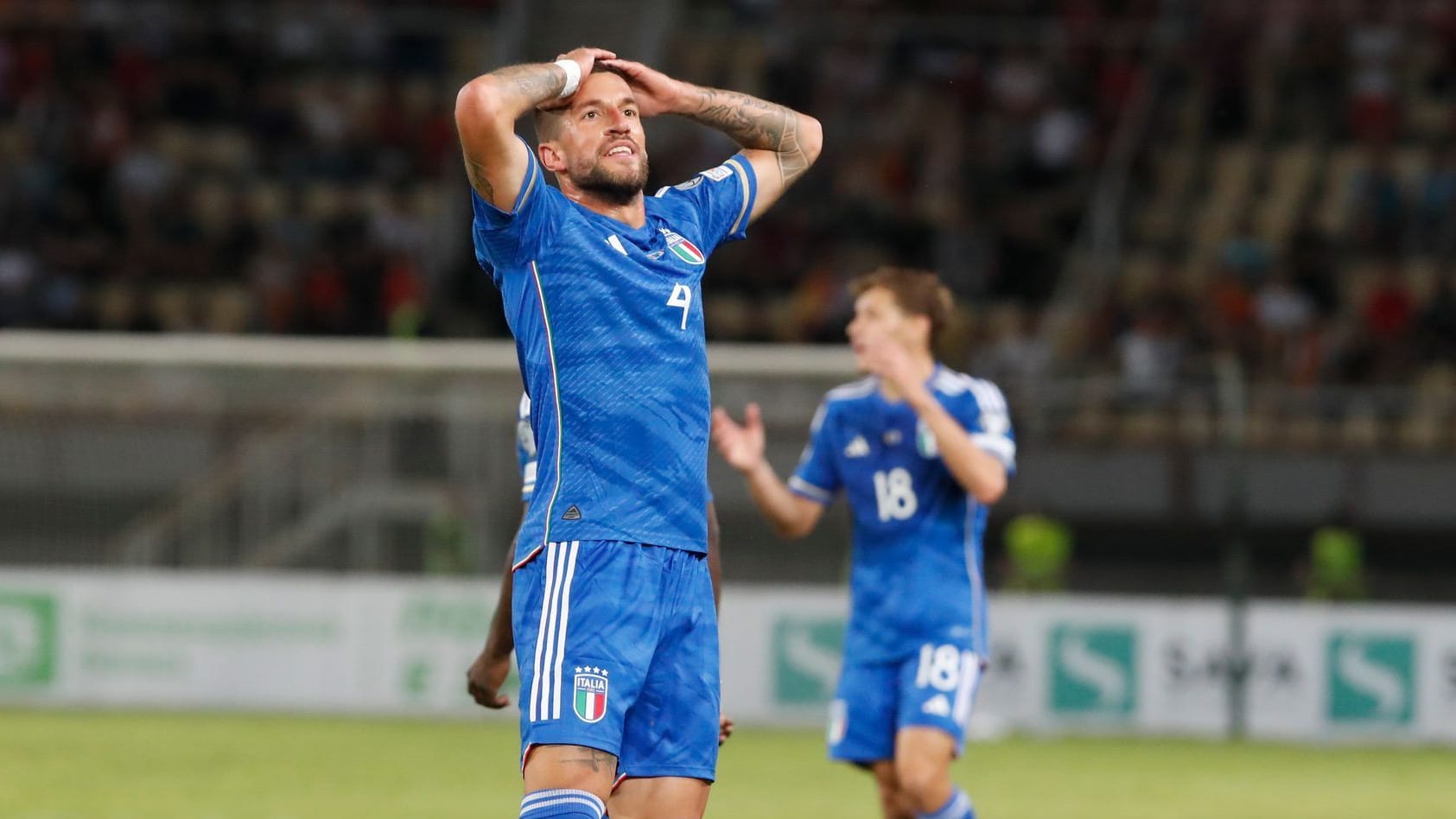 Italiens Cristiano Biraghi schlägt nach dem Remis die Hände über dem Kopf zusammen. Italiens Cristiano Biraghi schlägt nach dem Remis die Hände über dem Kopf zusammen.