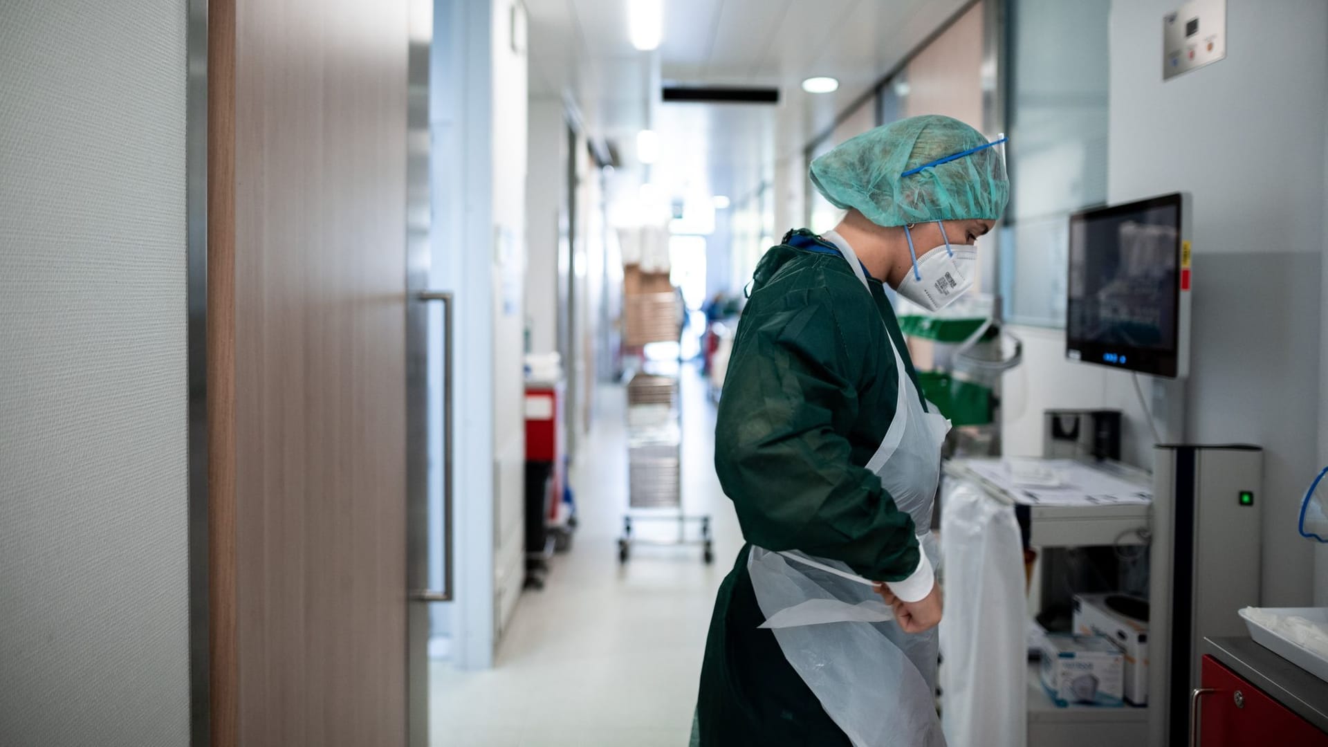 Intensivpflegerin in der Uniklinik Essen. Intensivpflegerin in der Uniklinik Essen.