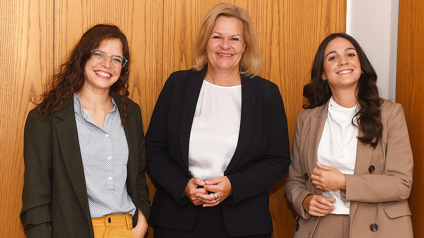 Gespräch in Hessen: Nancy Faeser mit den t-online-Journalistinnen Annika Leister (l.) und Sara Sievert.