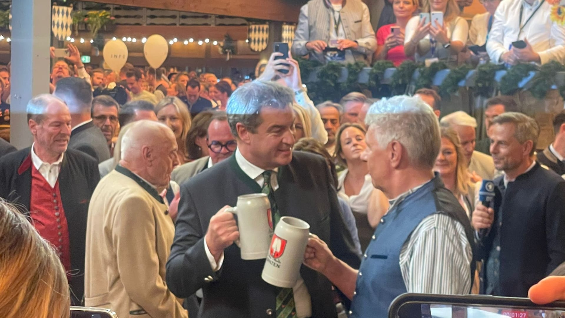 Ministerpräsident Markus Söder stößt mit Oberbürgermeister Dieter Reiter an (Archivbild): Das Oktoberfest ist eröffnet.