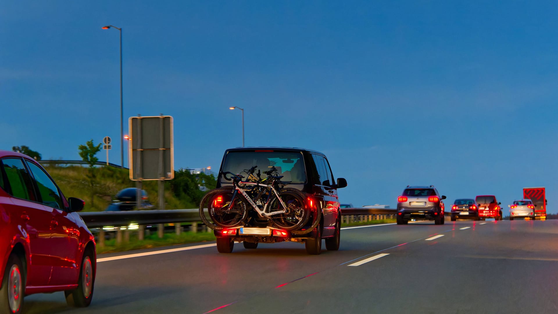 Autos auf der Autobahn (Symbolbild): Die Polizei holte die Frau vom Standstreifen ab. Autos auf der Autobahn (Symbolbild): Die Polizei holte die Frau vom Standstreifen ab.