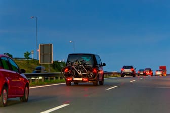 Autos auf der Autobahn (Symbolbild): Die Polizei holte die Frau vom Standstreifen ab. Autos auf der Autobahn (Symbolbild): Die Polizei holte die Frau vom Standstreifen ab.