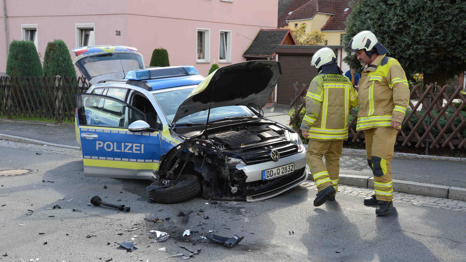 Der Verfolgungsjagd von Dresden nach Ebersbach-Neugersdorf schließen sich immer mehr Streifenwagen an. Bilanz der knapp 100-Kilometer-Verfolgung: Zwei Verletzte und der Täter ist immer noch flüchtig.