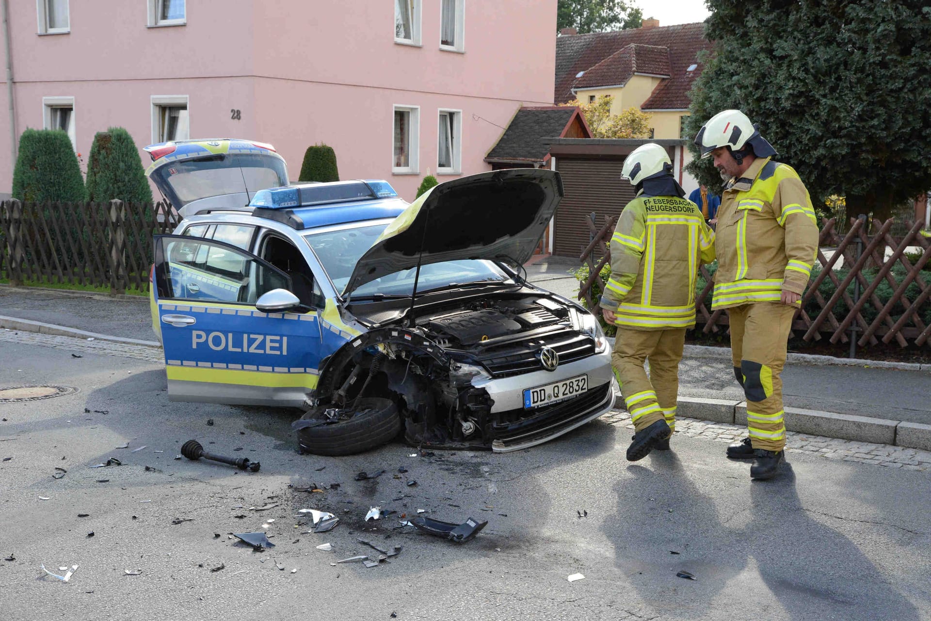 Der Verfolgungsjagd von Dresden nach Ebersbach-Neugersdorf schließen sich immer mehr Streifenwagen an. Bilanz der knapp 100-Kilometer-Verfolgung: Zwei Verletzte und der Täter ist immer noch flüchtig.