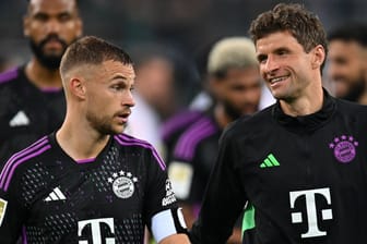 Bayerns Kimmich (li.) im Gespräch mit Teamkollege Müller.